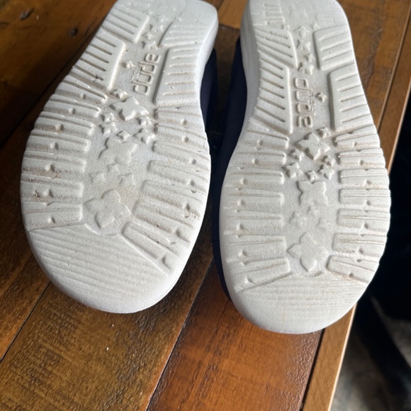 Boys size 2 hey dude shoes - Picture 2 of 2